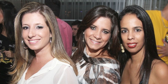 Flávia Amaro, Fernanda Amaro e Lígia Bueno curtindo a noite francana